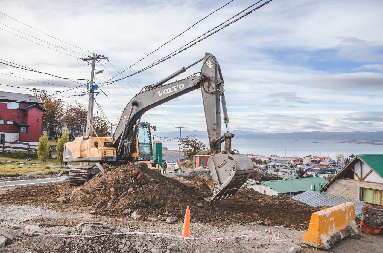Colocan gaviones en la calle los navegantes del ecológico para su posterior pavimentación